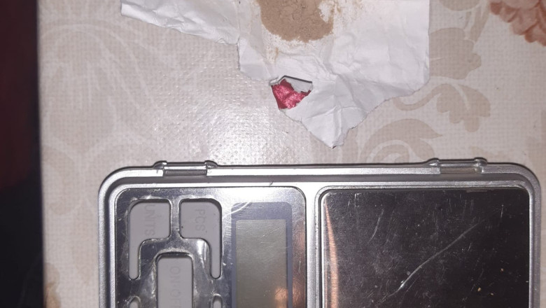 Politistii fac perchezitii in casele unor traficanti care distribuie heroina in Bucuresti. Imagini de la actiunea in forta Imagine