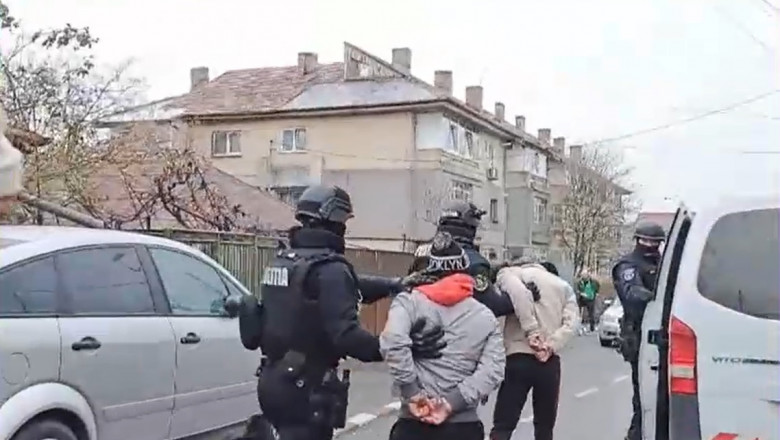 Politistii i-au prins pe hotii care au furat pistolul unui fost ofiter SRI. Acum le perchezitioneaza locuintele Imagine
