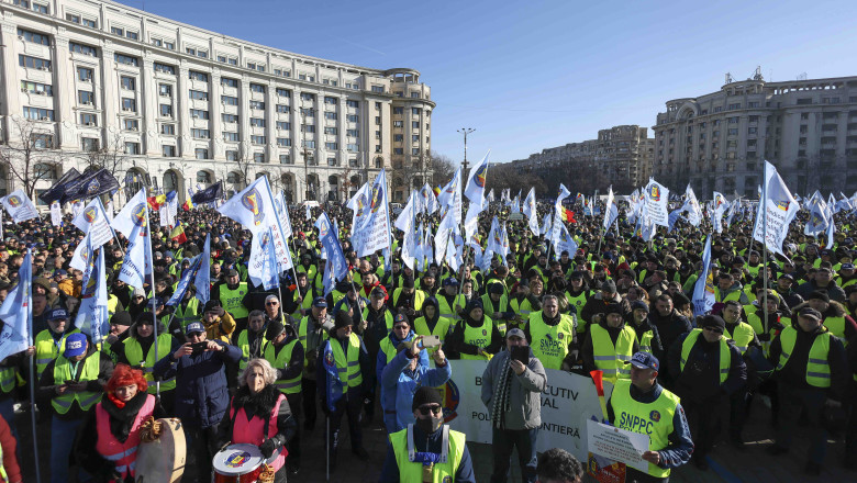 Politistii protesteaza fata de „ordonanta trenulet”. Mii de manifestanti au blocat traficul in centrul Capitalei Imagine