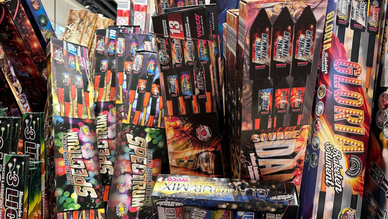 Politistii valceni au descoperit in locuinta unui barbat o tona de artificii si petarde Imagine