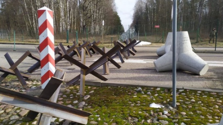 Polonia a inceput sa instaleze bariere antitanc la granitele cu Rusia si Belarus Imagine
