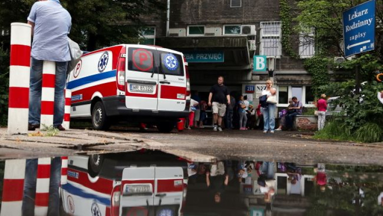 POLONIA. Mii de oameni din 21 de institutii, evacuati in urma unor amenintari cu bomba Imagine