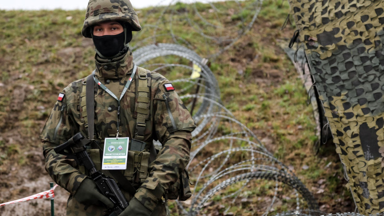 Polonia tripleaza numarul militarilor de la granita cu Belarus Imagine