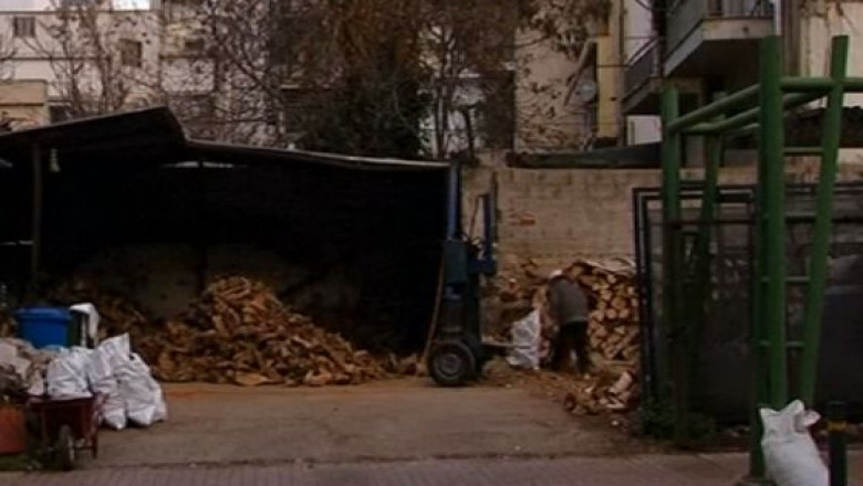 Poluare din cauza saraciei. Grecii folosesc sobe pe lemne in locul centralelor termice pe gaz Imagine