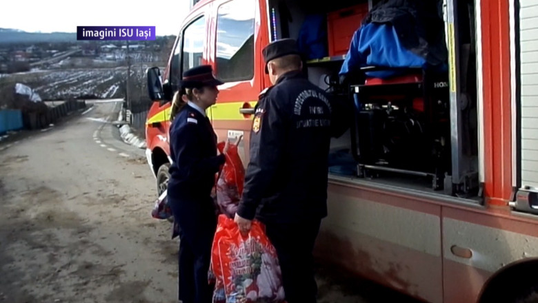 Pompieri pe post de Mos Craciun. Angajatii ISU au dus haine si mancare in dar unor familii sarace Imagine