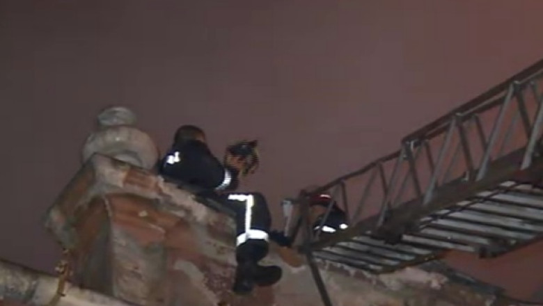 Pompieri raniti in incendiu. Focul a cuprins acoperisul unei cladiri vechi din Arad Imagine