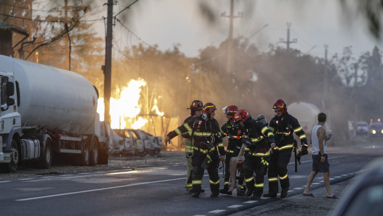 Pompierii au incercat sa vorbeasca cu patronii statiei GPL din Crevedia imediat dupa izbucnirea incendiului. „Nu am avut cu cine” Imagine