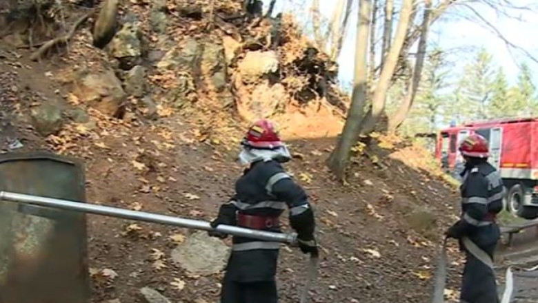 Pompierii din Brasov au inventat un dispozitiv pentru stingerea mai rapida a incendiilor Imagine