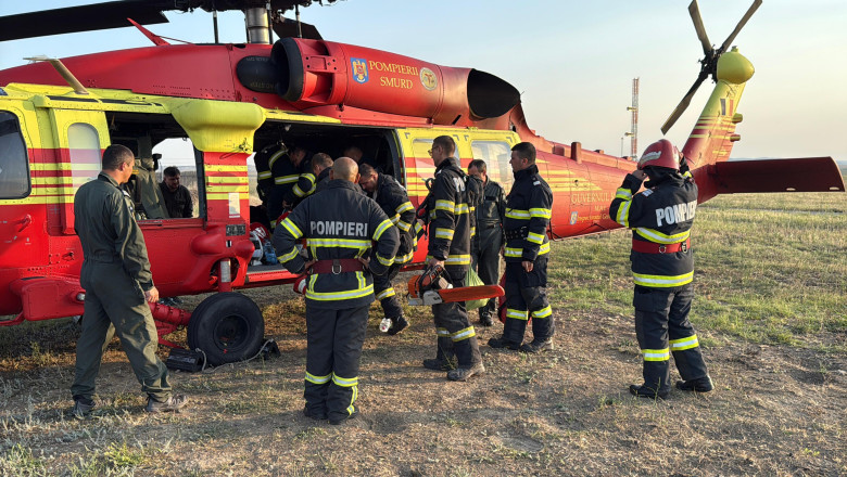 Pompierii inca se lupta sa stinga incendiul de vegetatie din Tulcea. Focul se intinde pe 8 hectare. Intervin si 3 elicoptere Black Hawk Imagine