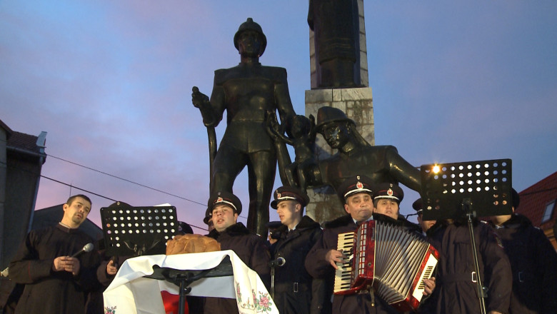 Pompierii oradeni au organizat un concert de colinde in strada Imagine