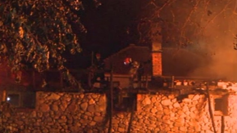 Pompierii piromani. Doi frati gemeni dintr-o localitate din Neamt puneau foc intentionat in curtile oamenilor Imagine