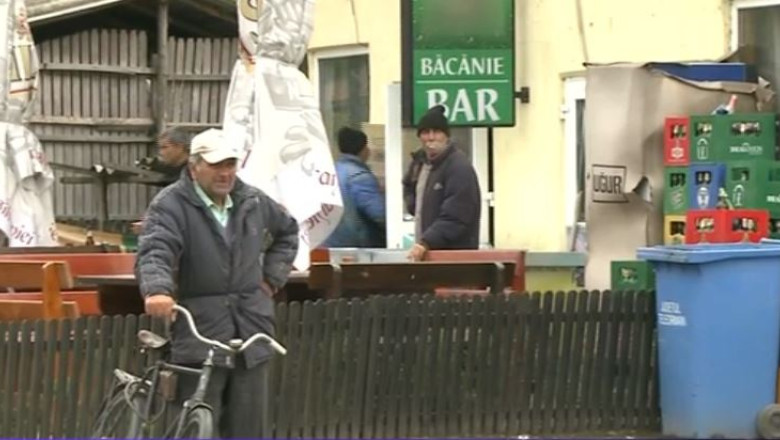 Pompierii si asistatii social muncesc la diguri, localnicii din Beiu asteapta viitura la bar Imagine