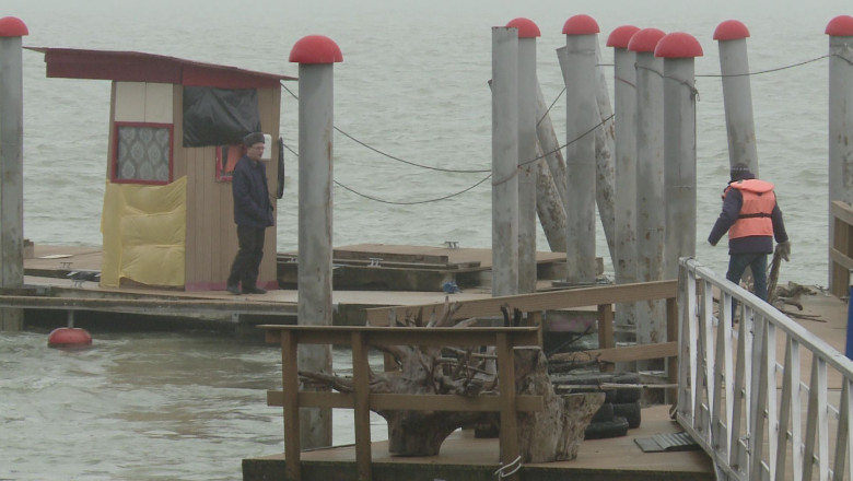 Pontonul Elenei Udrea, inghitit de ape Imagine