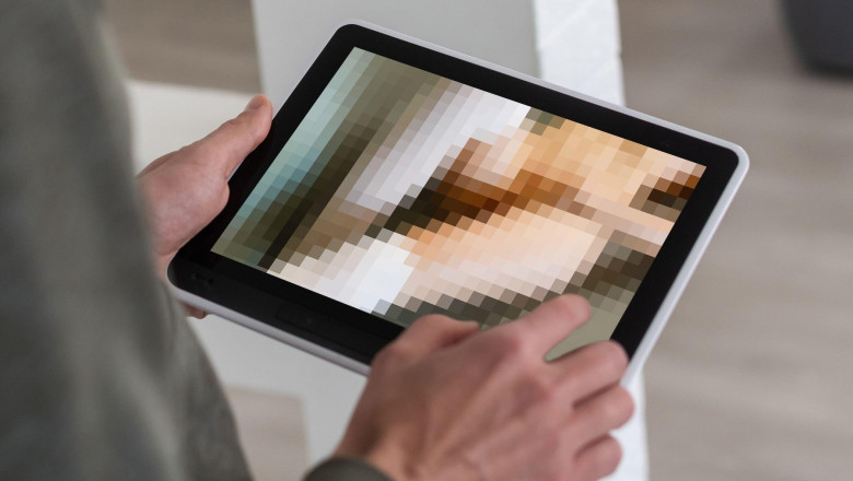 Pornografie infantila. Un tanar si-a filmat iubitele in ipostaze sexuale si le-a santajat cu imaginile ca sa nu se desparta de el Imagine