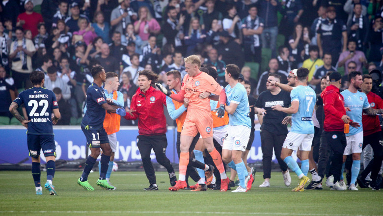 Portar atacat de fani in timpul meciului. Fotbalistul a parasit terenul cu sange pe fata Imagine