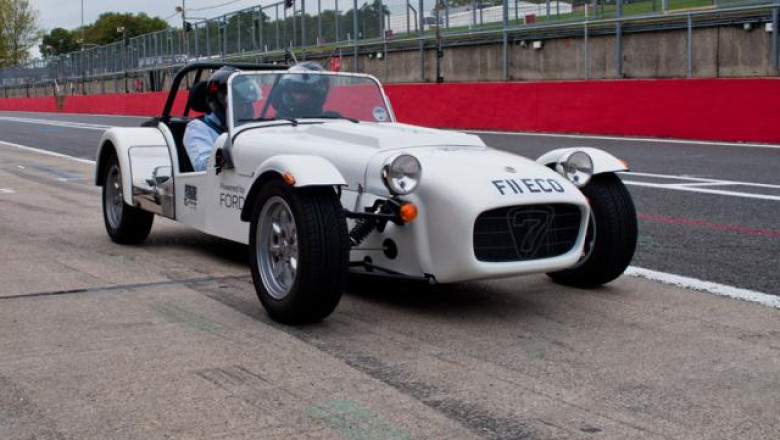 Porti deschise la Ford. Vizitatorii s-au plimbat cu o masina unica in lume, cu motor produs la Craiova Imagine