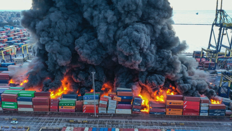 Portul Iskenderun din Turcia arde de 24 de ore. Imagini cu fumul gros si flacarile uriase Imagine