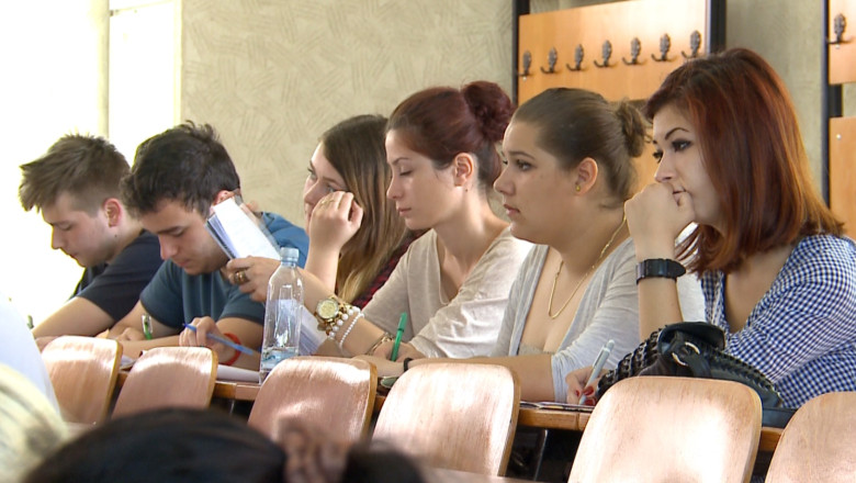 Postlicealele surclaseaza universitatile. Absolventii de liceu prefera postlicealele pentru ca le ofera o calificare Imagine