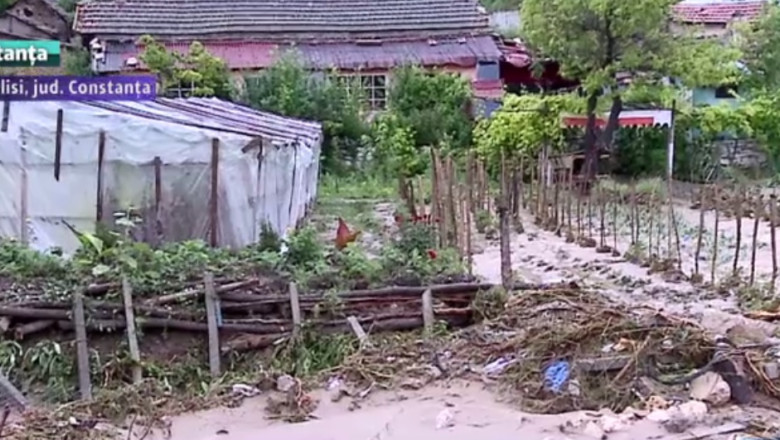 Potop in Adamclisi. Viitura a maturat drumuri, gospodarii si culturi agricole Imagine