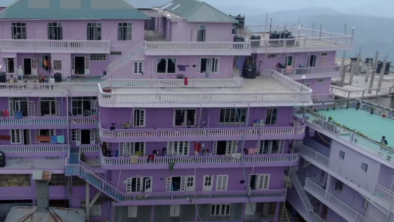 Povestea familiei cu 199 de membri care locuieste intr-o singura casa. A fost intemeiata de un barbat care a avut 38 de sotii Imagine