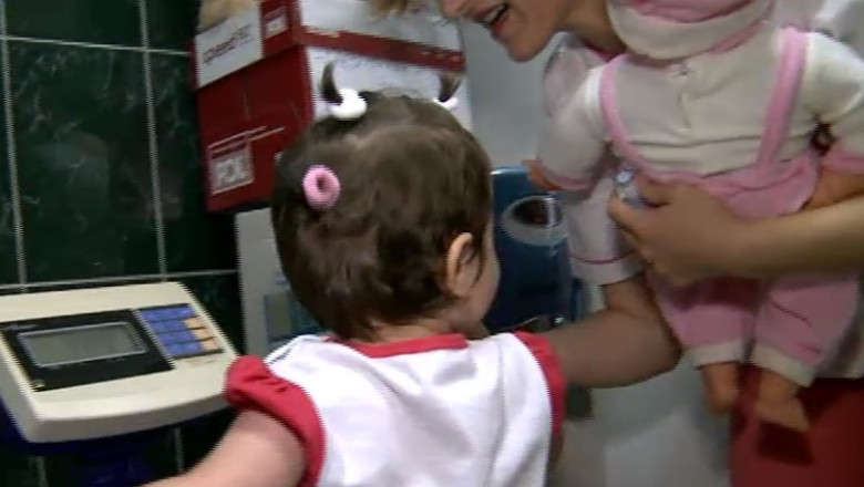 Povestea fetitei crescute cu pufuleti pana la patru ani. In cinci luni a ajuns de la sase la 12 kilograme Imagine
