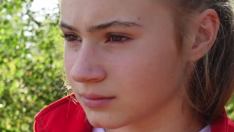 Povestea fetitei din Baragan care vrea sa fie campioana lumii la greco-romane. Ilinca se antreneaza hranind animalele la ferma familiei Imagine