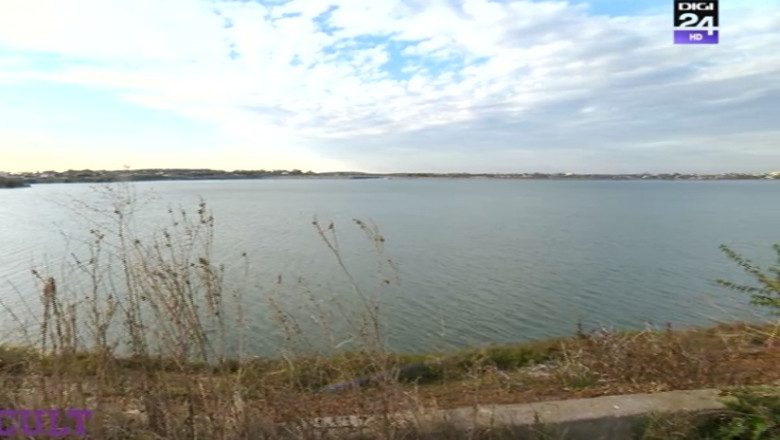 Povesti despre Lacul Morii. Biserica inecata sub ape, beton turnat peste un intreg cimitir si raiul unui rac adus din Tanzania Imagine