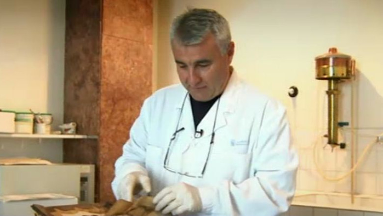 Povestile credintei. Alexandru Stirban restaureaza de trei decenii carti si manuscrise vechi de sute de ani Imagine