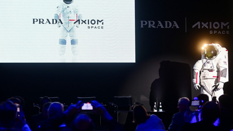 Prada si Axiom Space au prezentat noul costum spatial care va fi folosit de astronautii misiunii Artemis 3 Imagine