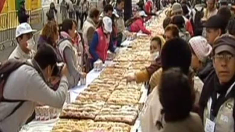 Prajitura uriasa pregatita in Mexic. Are 10 tone si 1.400 de metri lungime Imagine