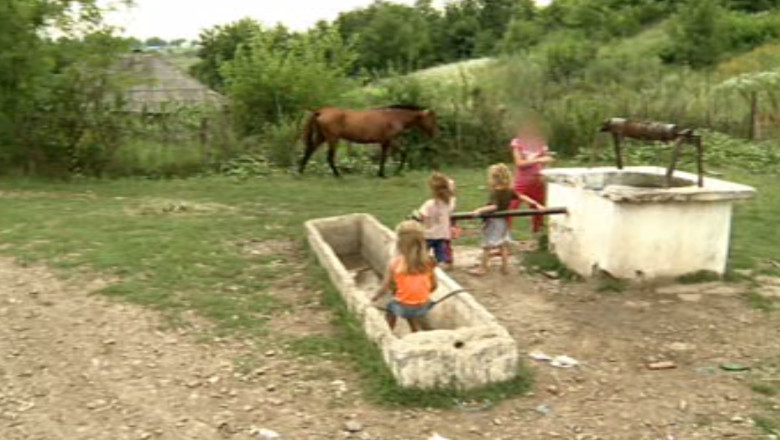 Prea saraci sa invete carte. Zeci de familii din judetul Iasi nu-si pot trimite copiii la scoala Imagine