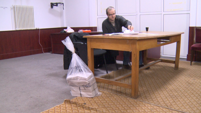 Predarea voturilor,  fara incidente. Sacii cu buletine au ajuns, in cursul noptii, la Biroul Electoral Judetean Imagine