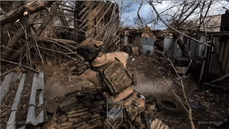 „Predati-va sau va omoram”. Cum arata lupta de aproape dintre soldatii ucraineni si rusii ascunsi in subsolurile caselor din Toretk Imagine