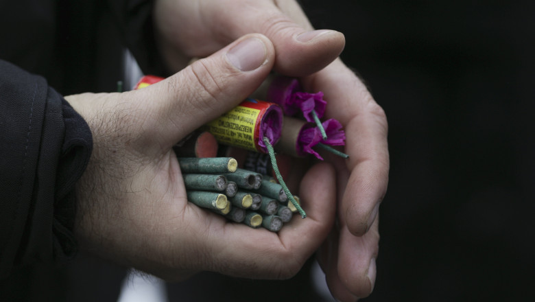 Prefectul Capitalei solicita primariilor de sector si Primariei Generale sa nu emita avize pentru vanzarea petardelor si artificiilor Imagine