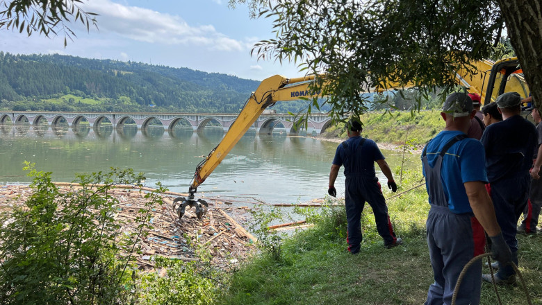 Prefectura Neamt: Au fost scosi din Lacul Izvorul Muntelui 300 de metri cubi de deseuri, dupa viituri. Curatenia e departe de final Imagine