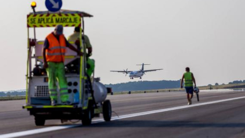Pregatiri de iarna la aeroport. Zapada de pe noua pista va fi curatata cu un utilaj de trei milioane de lei Imagine