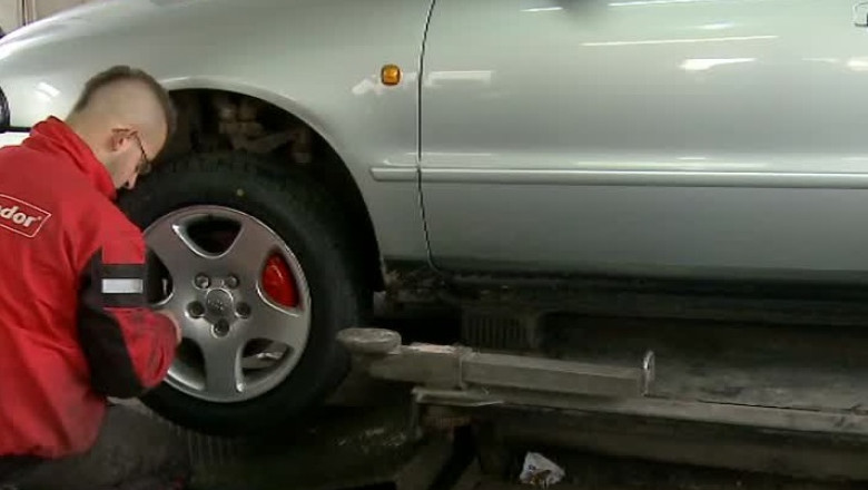 Pregatiri de iarna. Soferii fac cozi la atelierele auto Imagine