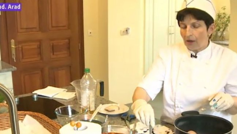 Pregatiri de Pasti, la Savarsin. Pe masa regala, oua vopsite cu coji de ceapa Imagine