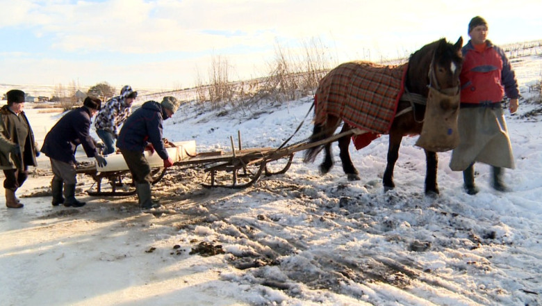 Pregatiri pentru Boboteaza. Blocurile de gheata pentru cruci sunt luate din iazuri inghetate Imagine