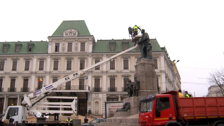 Pregatiri pentru sarbatoarea Micii Uniri. Piata Unirii din Iasi a fost curatata si impodobita Imagine