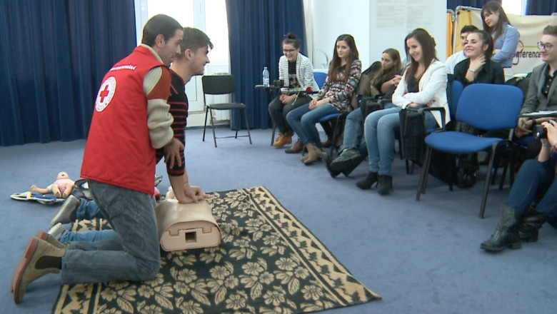 Pregatiti sa salveze vieti. Studetii de la Bioinginerie au luat lectii de prim-ajutor de la Crucea Rosie Imagine