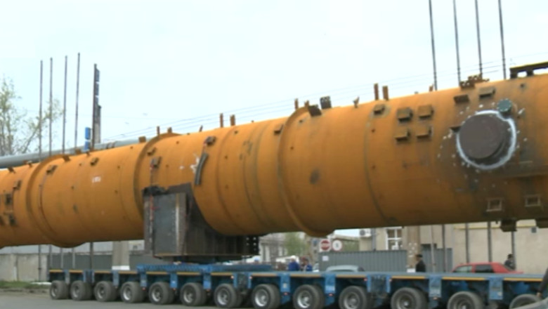Premiera. O coloana de rafinarie lunga de 55 de metri, transportata pe soselele din Romania Imagine