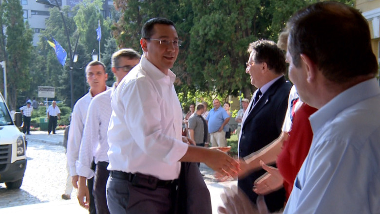 Premierul, apostrofat de localnici in Botosani. I-au reprosat lui V. Ponta ca inaugureaza un drum nefinalizat Imagine