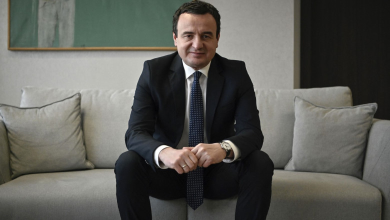 Premierul din Kosovo isi cere scuze dupa ce a rezolvat gresit o problema de matematica, la inaugurarea unei scoli Imagine