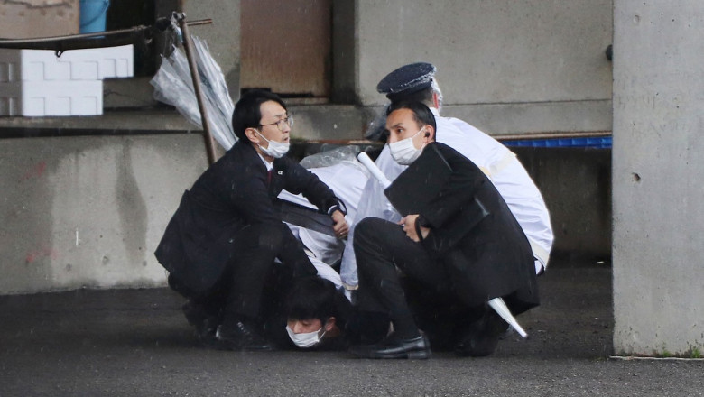 Premierul japonez Fumio Kishida, evacuat dupa o explozie in timpul unui discurs Imagine
