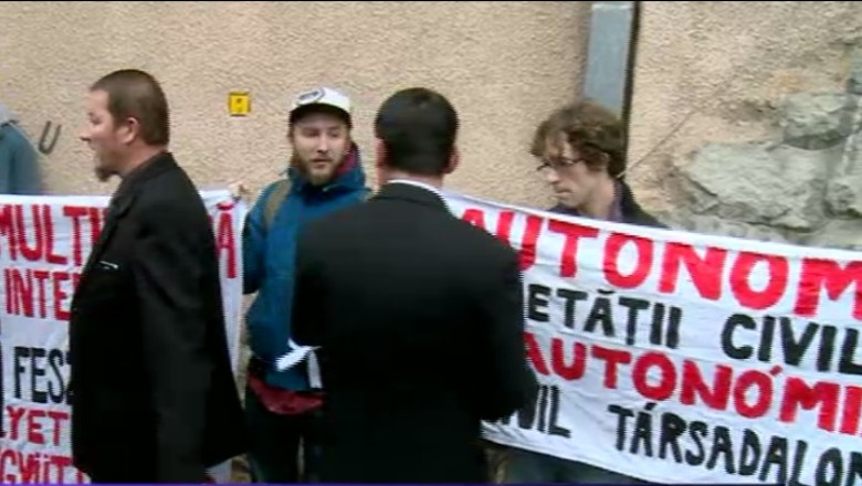 Premierul maghiar, intampinat cu proteste la Cluj-Napoca Imagine