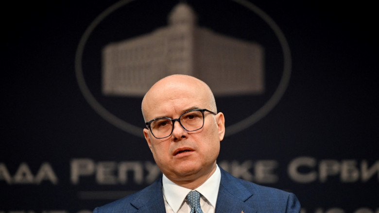 Premierul Milos Vucevic isi anunta demisia dupa trei luni de proteste uriase in Serbia Imagine