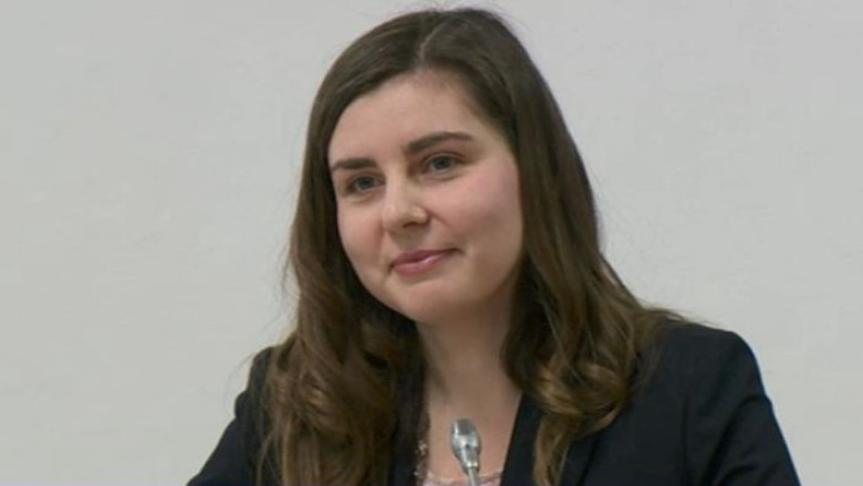 Premierul o traduce pe Ioana Petrescu, ministrul Finantelor Imagine