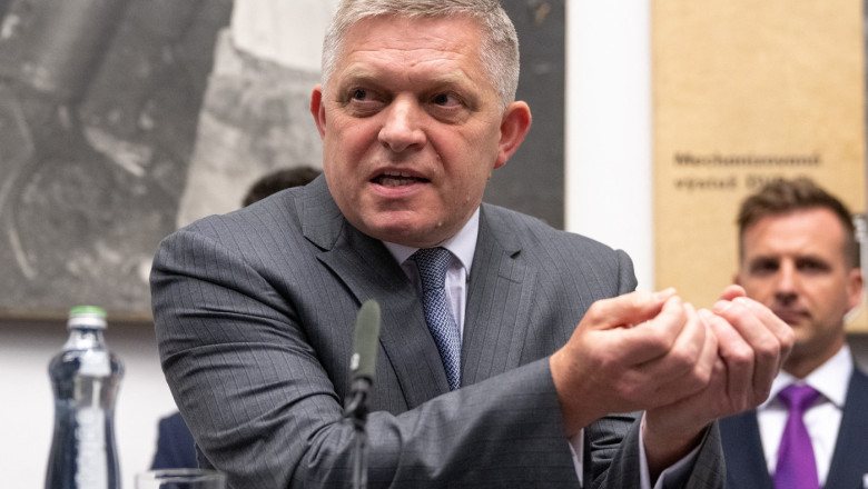 Premierul slovac Robert Fico a tinut o sedinta de guvern in locul in care era sa moara acum un an, cand a fost impuscat Imagine