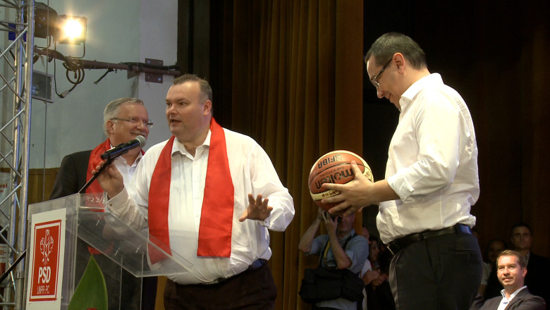 Premierul V. Ponta a primit la Oradea o minge de baschet si a fost rugat sa ajute la construirea unei sali cu 5.000 de locuri Imagine